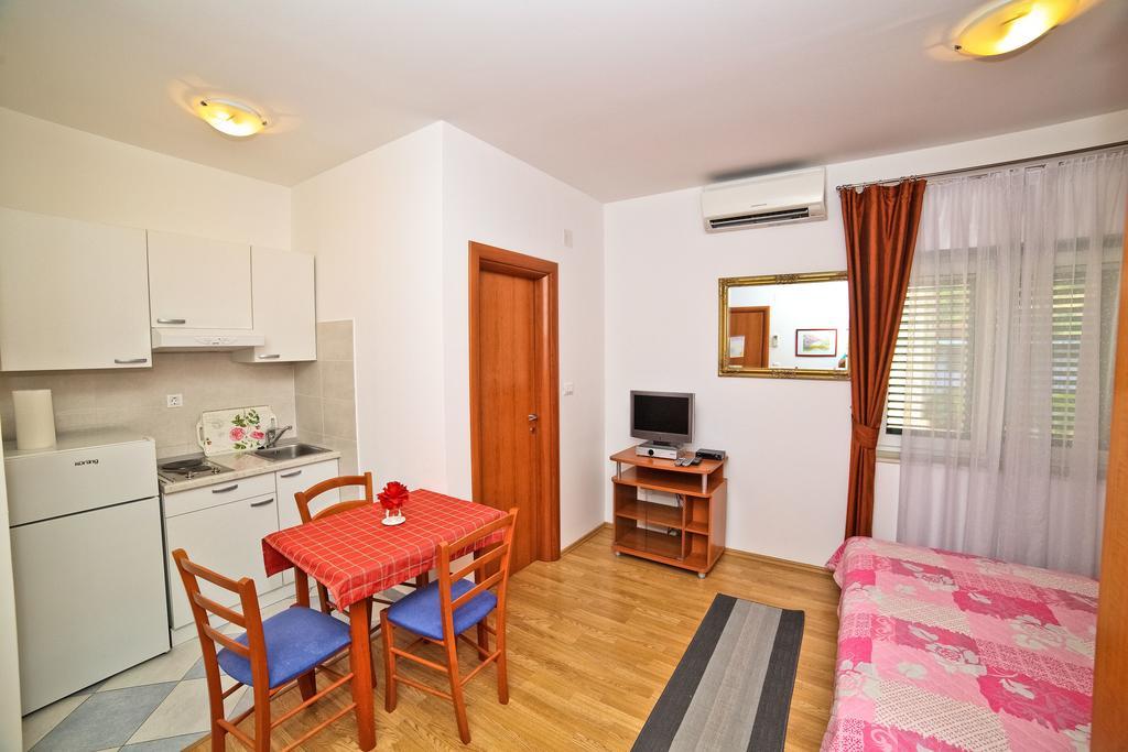 Apartments Bozikovic Podstrana Kamer foto